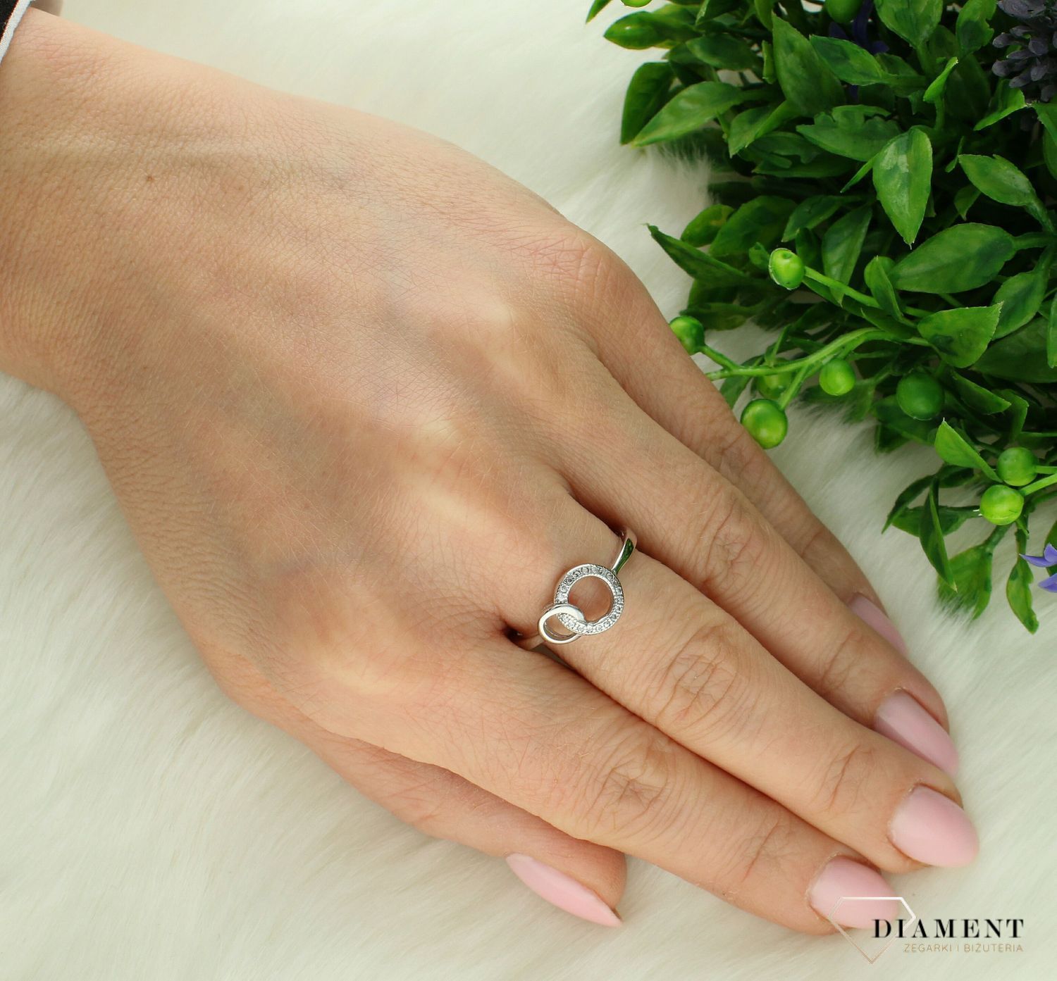 Srebrny pierścionek damski 925 złączone okręgi rozmiar 17 DIA-PRS-7205-925. Pierścionek srebrny dla kobiety. Delikatny srebrny pierścionek. Idealny pomysł na prezent dla kobiety (2).jpg
