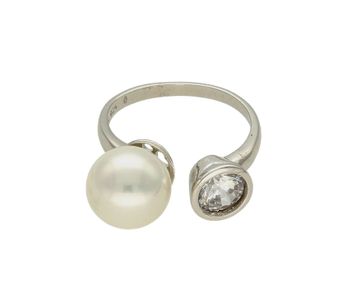 Srebrny pierścionek damski z dużą perłą i cyrkonią DIA-PRS-7209-925. Srebrny pierścionek damski z dużą perłą i cyrkonią jest przykładem klasycznej sztuki jubilerskiej (2).jpg