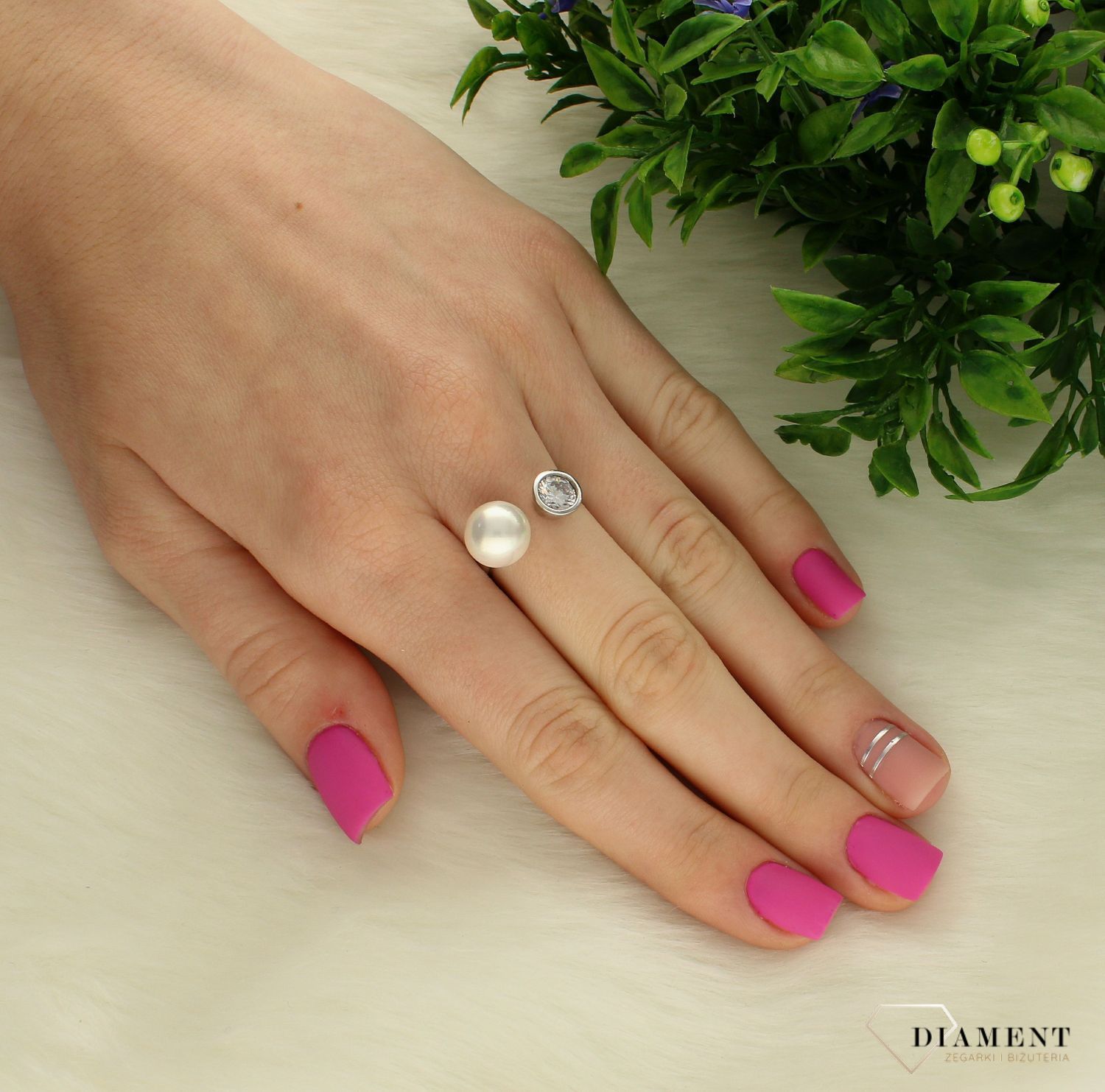Srebrny pierścionek damski z dużą perłą i cyrkonią DIA-PRS-7209-925. Srebrny pierścionek damski z dużą perłą i cyrkonią jest przykładem klasycznej sztuki jubilerskiej (2).jpg