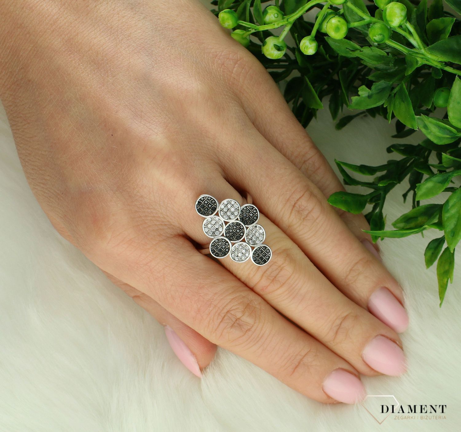 Srebrny pierścionek damski 925 z cyrkoniami czarno-biały DIA-PRS-7212-925.jpg