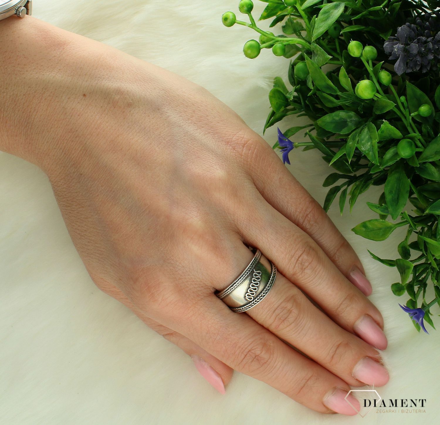 Srebrny pierścionek damski 925 grawerowana obrączka rozmiar 24 DIA-PRS-7228-925. Srebrny pierścionek damski. Srebrny pierścionek obrączka. Pierścionek srebrny dla kobiety, Pierścionek srebrny na prezent (2).jpg