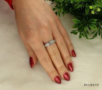 Srebrny pierścionek obrączka z cyrkoniami 'Chanel' DIA-PRS-7239-925. Pierścionek obrączka dla kobiety lubiącej modne dodatki z błyszczącymi cyrkoniami i znakiem chanel (1).jpg