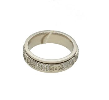 Srebrny pierścionek obrączka z cyrkoniami 'Chanel' DIA-PRS-7239-925. Pierścionek obrączka dla kobiety lubiącej modne dodatki z błyszczącymi cyrkoniami i znakiem chanel (2).jpg