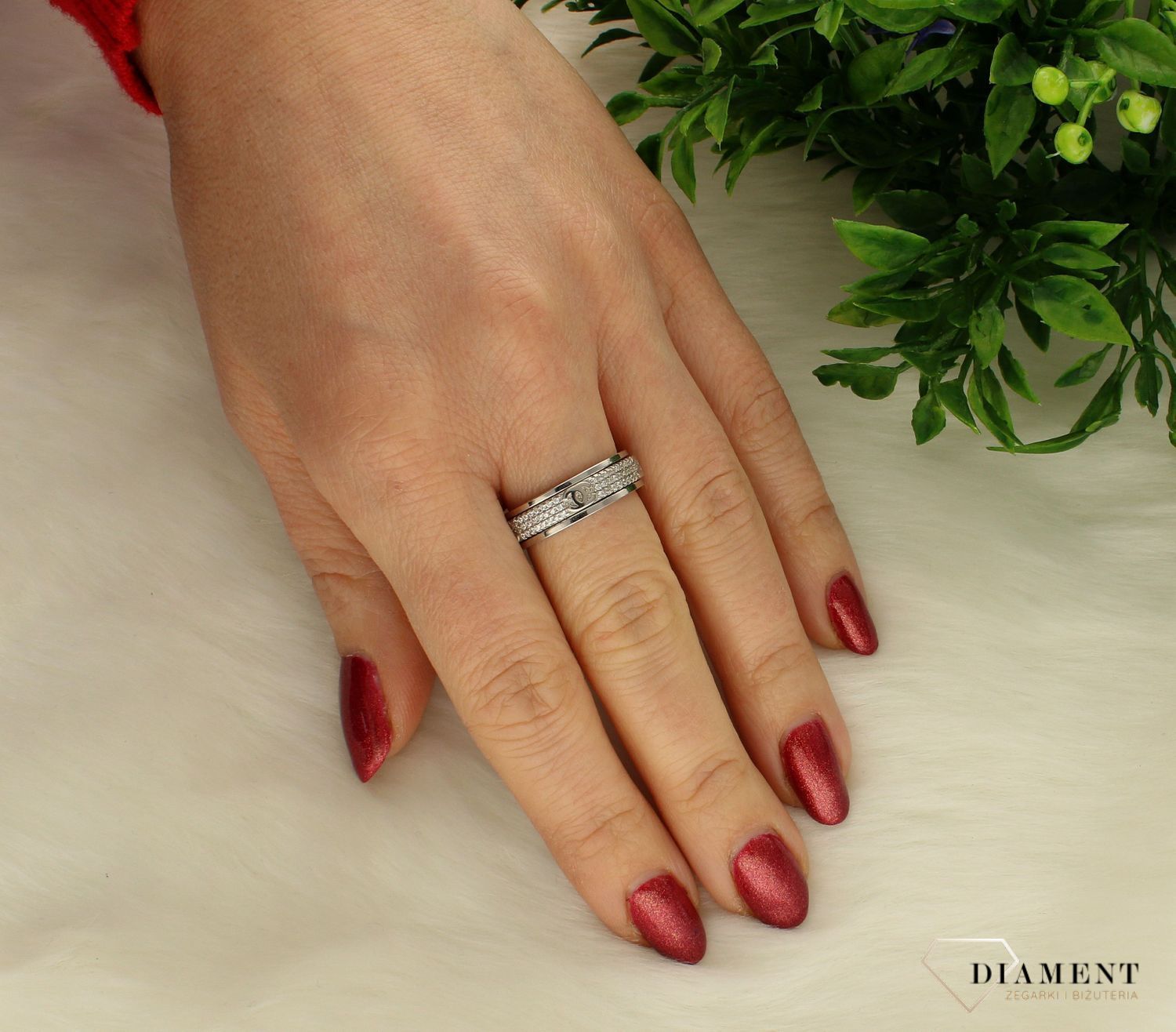 Srebrny pierścionek obrączka z cyrkoniami 'Chanel' DIA-PRS-7239-925. Pierścionek obrączka dla kobiety lubiącej modne dodatki z błyszczącymi cyrkoniami i znakiem chanel (2).jpg