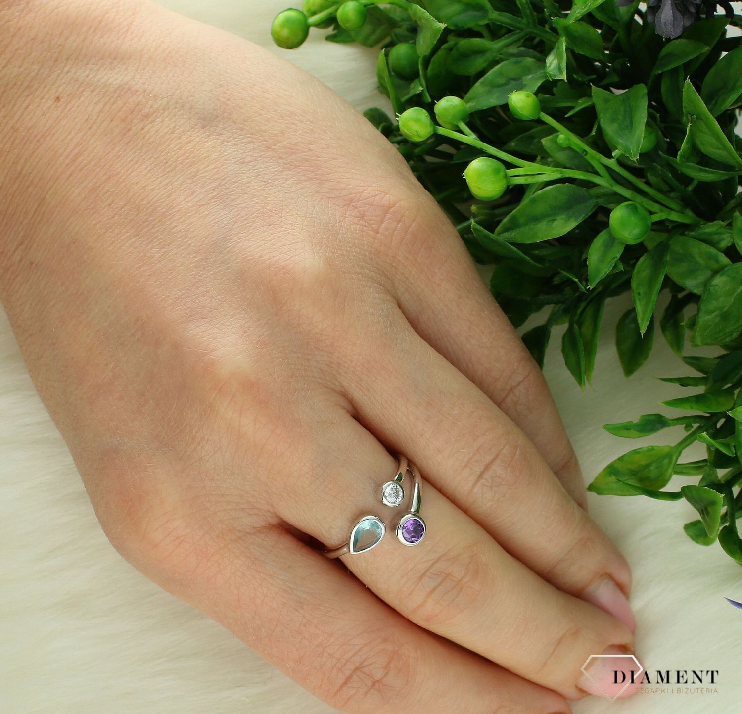 Srebrny pierścionek damski 925 w kolorowe cyrkonie rozmiar 16 DIA-PRS-7241-925. Srebrny pierścionek damski. Srebrny pierścionek z cyrkoniami. Pierścionek srebrny damski z cyrkoniami na prezent. Srebrny pierścionek dla ukochanej.1.jpg