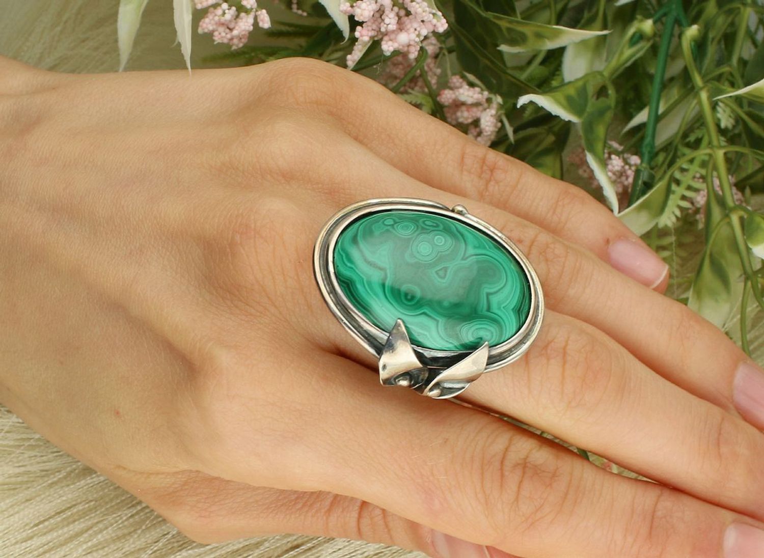 Elegancki pierścionek srebrny 925 z malachitem, rozmiar 15 z regulacją, waga 20,70 g, szerokość elementu ozdobnego 3,0 cm, długość 3,5 cm, szerokość szyny 3 mm.1.jpg