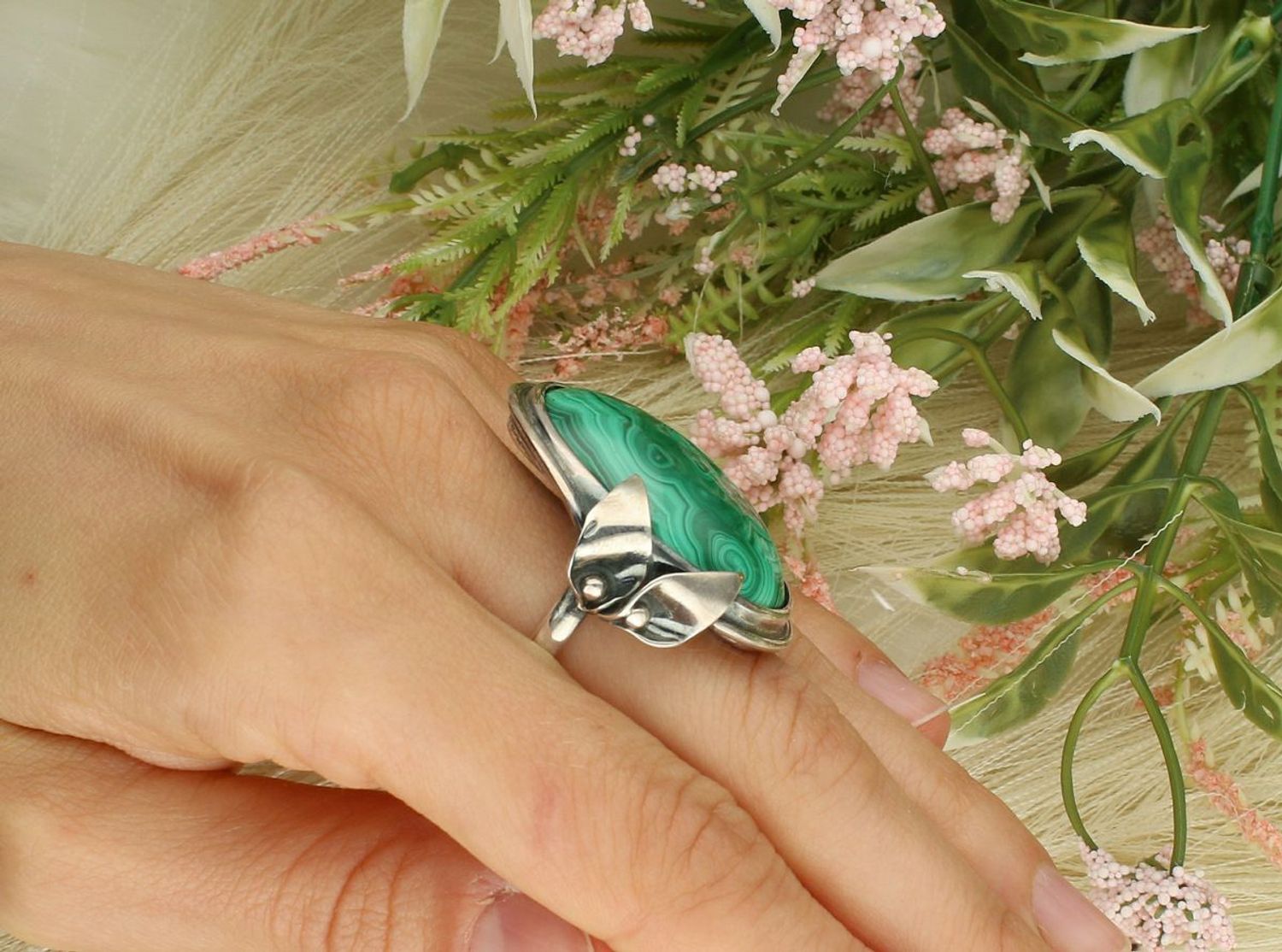 Elegancki pierścionek srebrny 925 z malachitem, rozmiar 15 z regulacją, waga 20,70 g, szerokość elementu ozdobnego 3,0 cm, długość 3,5 cm, szerokość szyny 3 mm.1.jpg