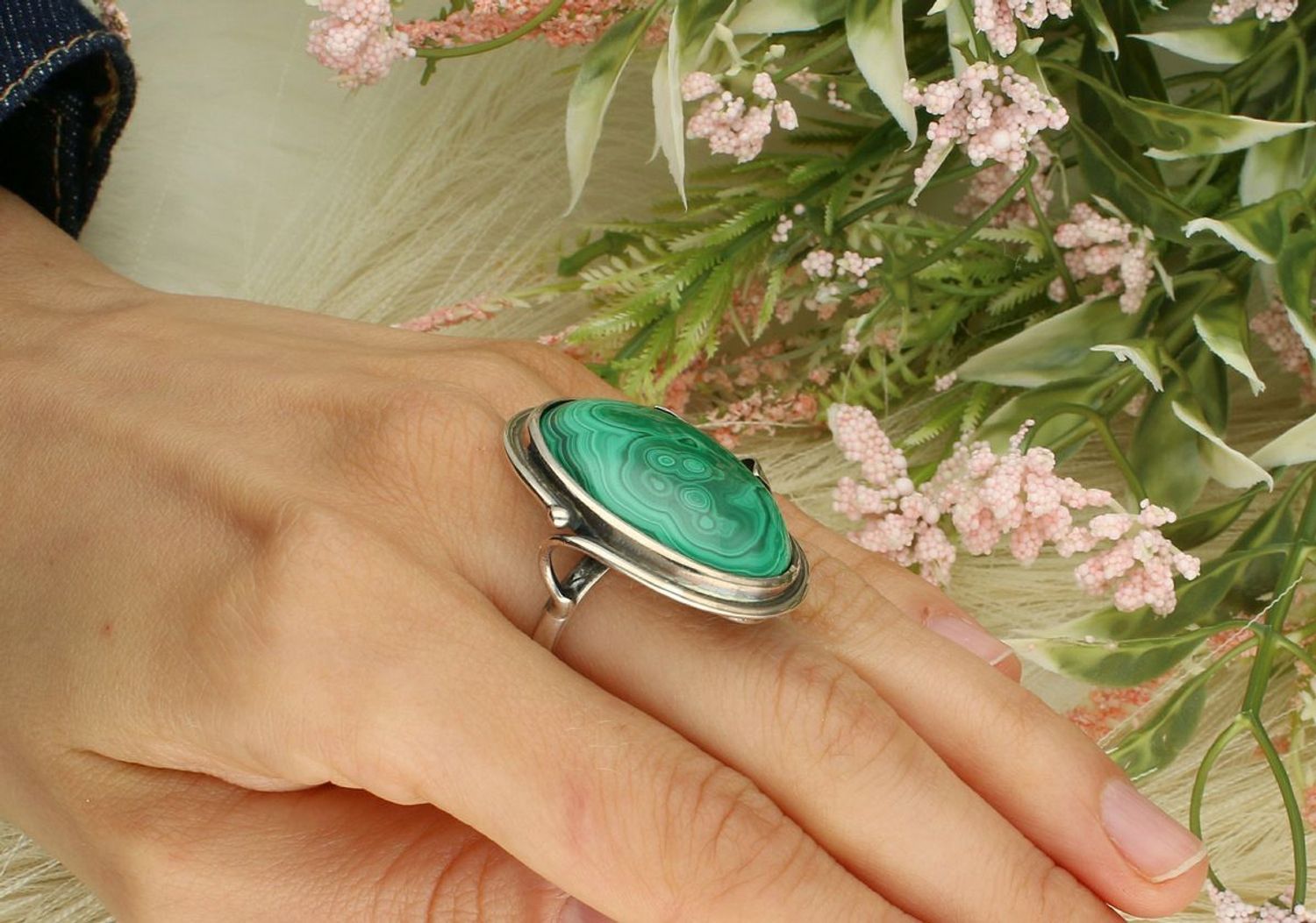 Elegancki pierścionek srebrny 925 z malachitem, rozmiar 15 z regulacją, waga 20,70 g, szerokość elementu ozdobnego 3,0 cm, długość 3,5 cm, szerokość szyny 3 mm.1.jpg