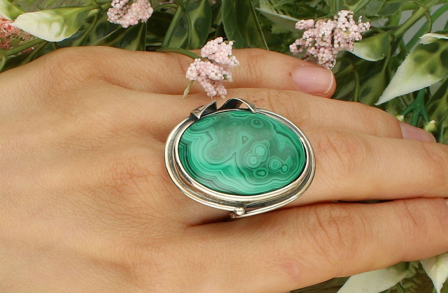 Elegancki pierścionek srebrny 925 z malachitem, rozmiar 15 z regulacją, waga 20,70 g, szerokość elementu ozdobnego 3,0 cm, długość 3,5 cm, szerokość szyny 3 mm.1.jpg