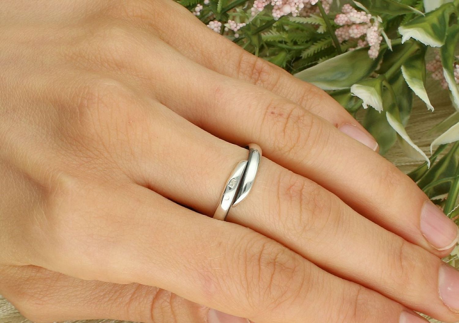 Elegancki pierścionek srebrny 925 z malachitem, rozmiar 15 z regulacją, waga 20,70 g, szerokość elementu ozdobnego 3,0 cm, długość 3,5 cm, szerokość szyny 3 mm.1.jpg