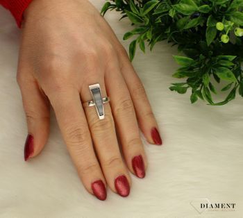 Srebrny pierścionek podłużny z masą perłową DIA-PRS-7248-925. Srebrny pierścionek o podłużnym kształcie z masą perłową. Podłużny pierścionek wykonany z najwyższej próby srebra z masą perłową (1).jpg