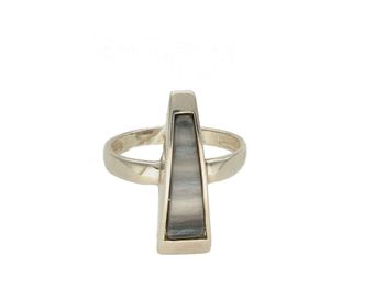 Srebrny pierścionek podłużny z masą perłową DIA-PRS-7248-925. Srebrny pierścionek o podłużnym kształcie z masą perłową. Podłużny pierścionek wykonany z najwyższej próby srebra z masą perłową (2).jpg
