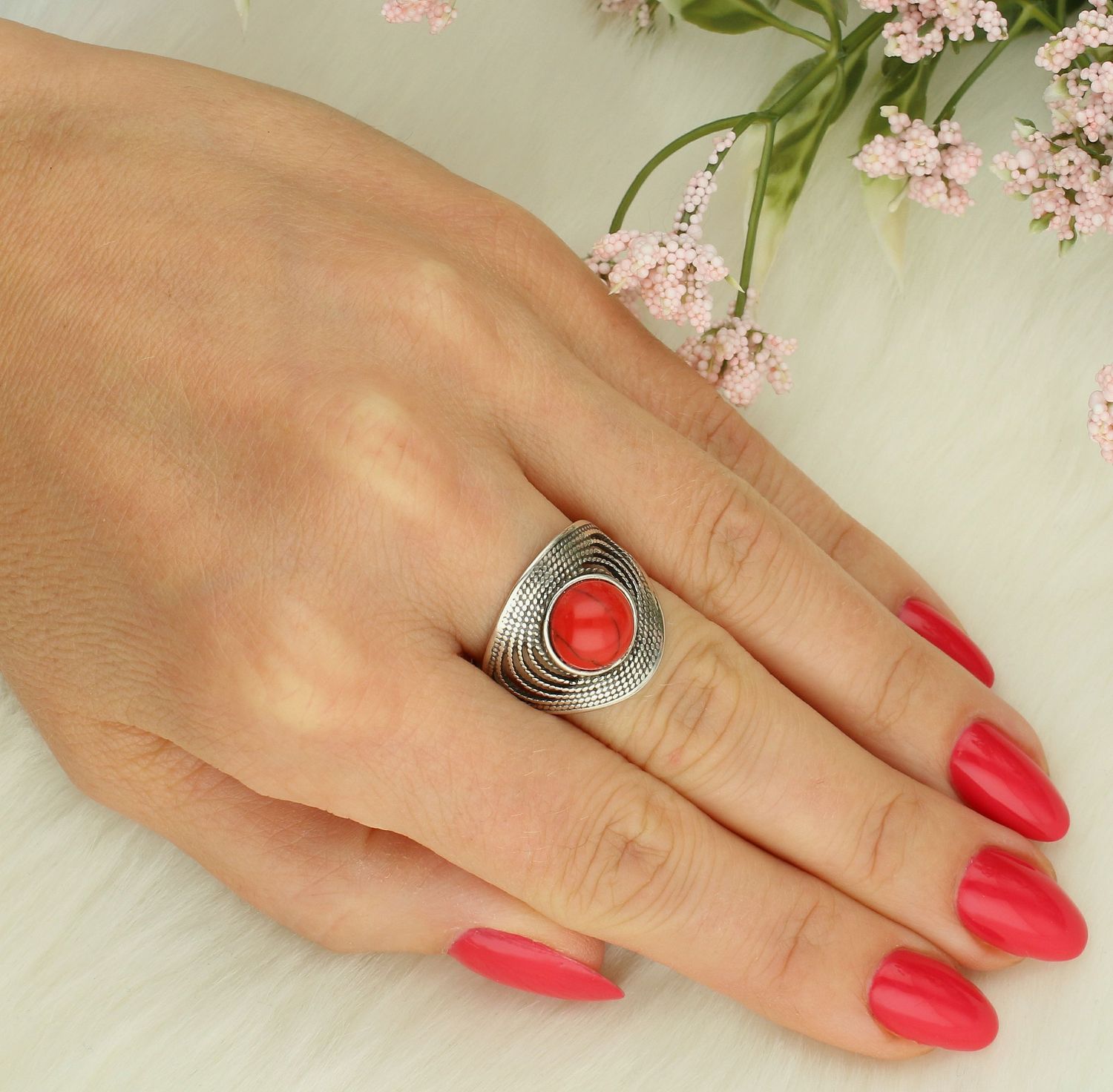 Pierścionek srebrny koral próba 925, DIA-PRS-7251-925 Srebrny pierścionek 925 z koralem o czerwonej barwie DIA-PRS-7251-925. Srebrny pierścionek wykonany z najwyższej jakości srebra o prostej formie.jpg