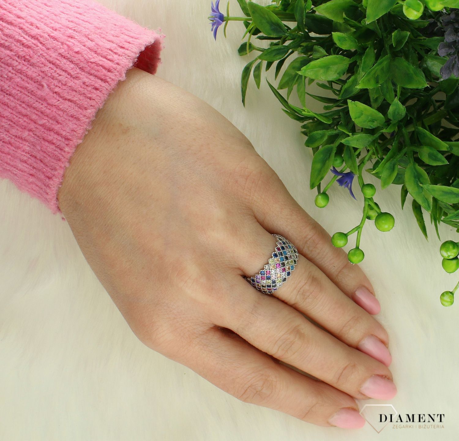 Srebrny pierścionek damski 925 szeroka obrączka z kolorowymi cyrkoniami DIA-PRS-7255-925. Srebrny pierścionek damski. Pierścionek srebrny damski z w formie obrączki. Pierścionek srebrny z cyrkoniami. Srebrny pierścionek damski na preze (1).jpg