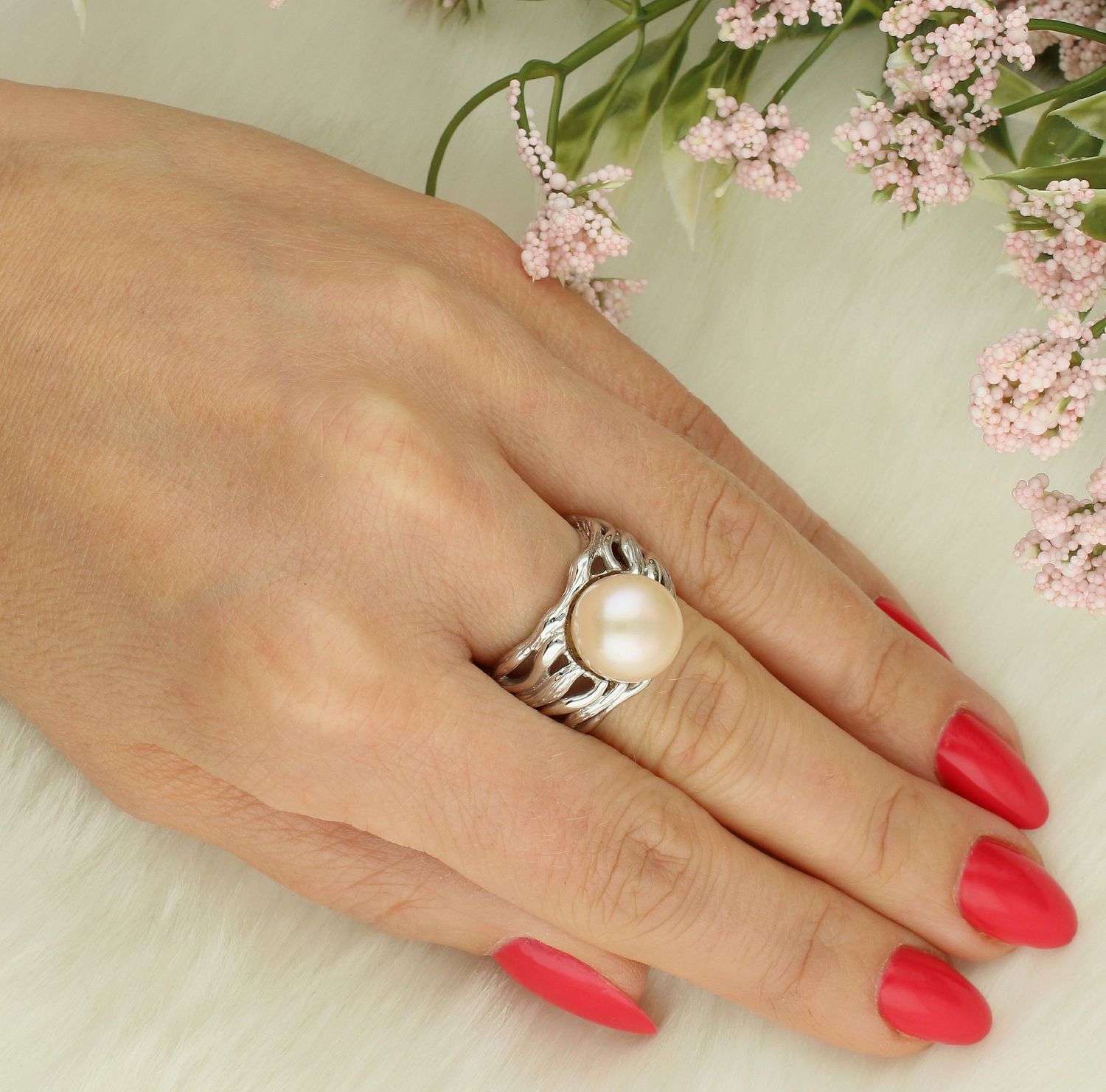 Srebrny pierścionek damski 925 z perłą hodowlaną rozmiar 13 DIA-PRS-7259-925. Srebrny pierścionek damski. Srebrny pierścionek z perłą. Pierścionek srebrny szeroki z perłą hodowlaną. Srebrny pierścionek na prezent dla.jpg