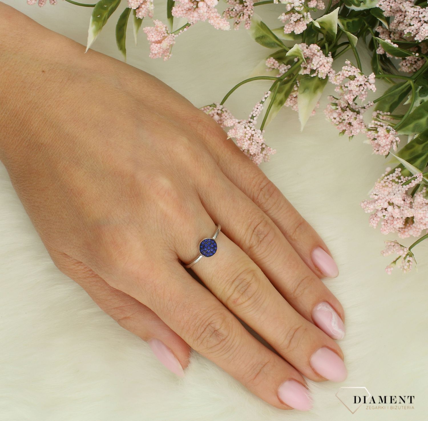 Srebrny pierścionek damski 925 z niebieskimi cyrkoniami DIA-PRS-7260-925. Srebrny pierścionek damski. Srebrny pierścionek z cyrkoniami. Pierścionek srebrny damski. Srebrny pierścionek na prezent dla kobiety..jpg