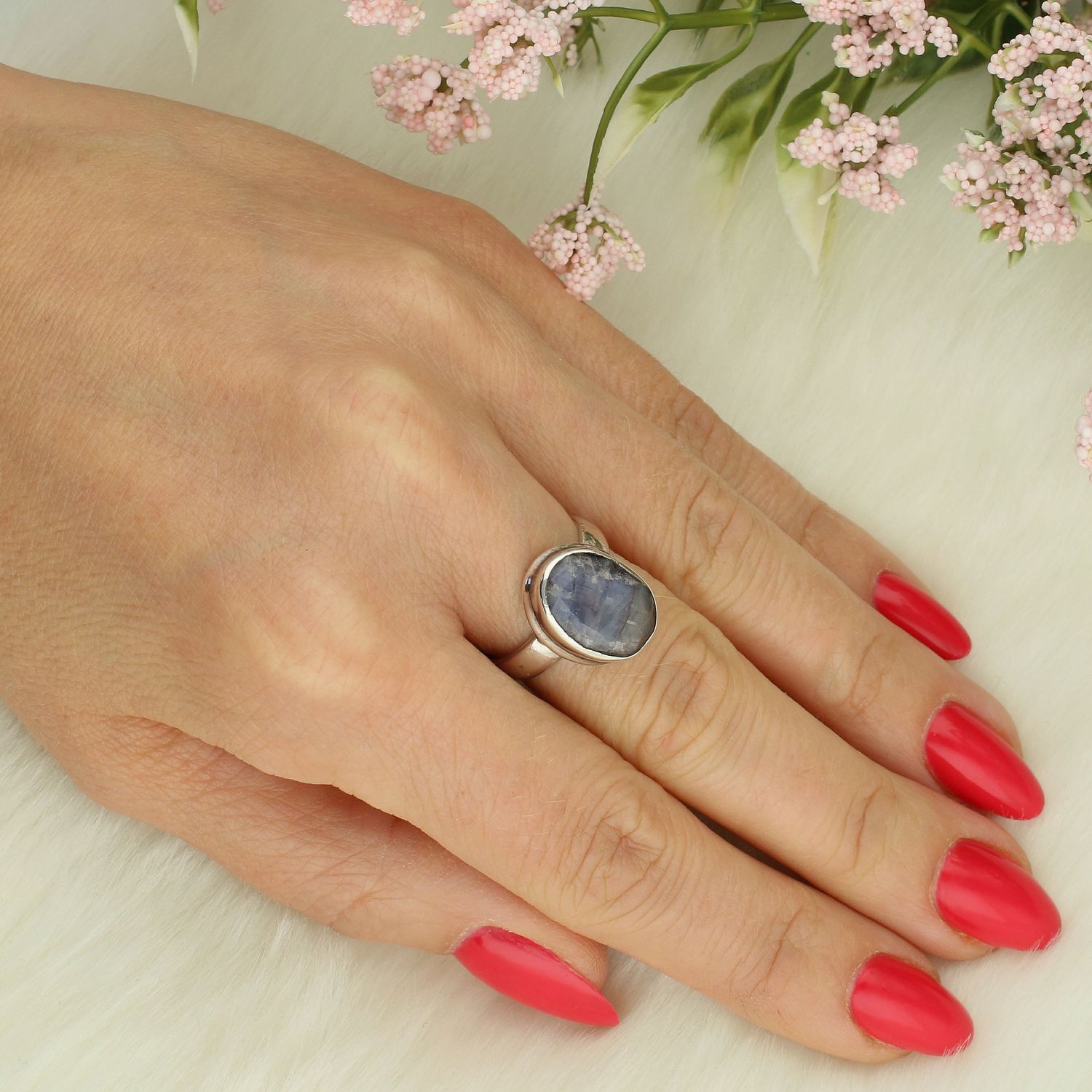 Srebrny pierścionek damski 925 z szafirem rozmiar 13 DIA-PRS-7279-925. Srebrny pierścionek damski. Srebrny pierścionek z kamieniem. Pierścionek srebrny damski. Srebrny pierścionek na prezent dla kobiety.1.jpg