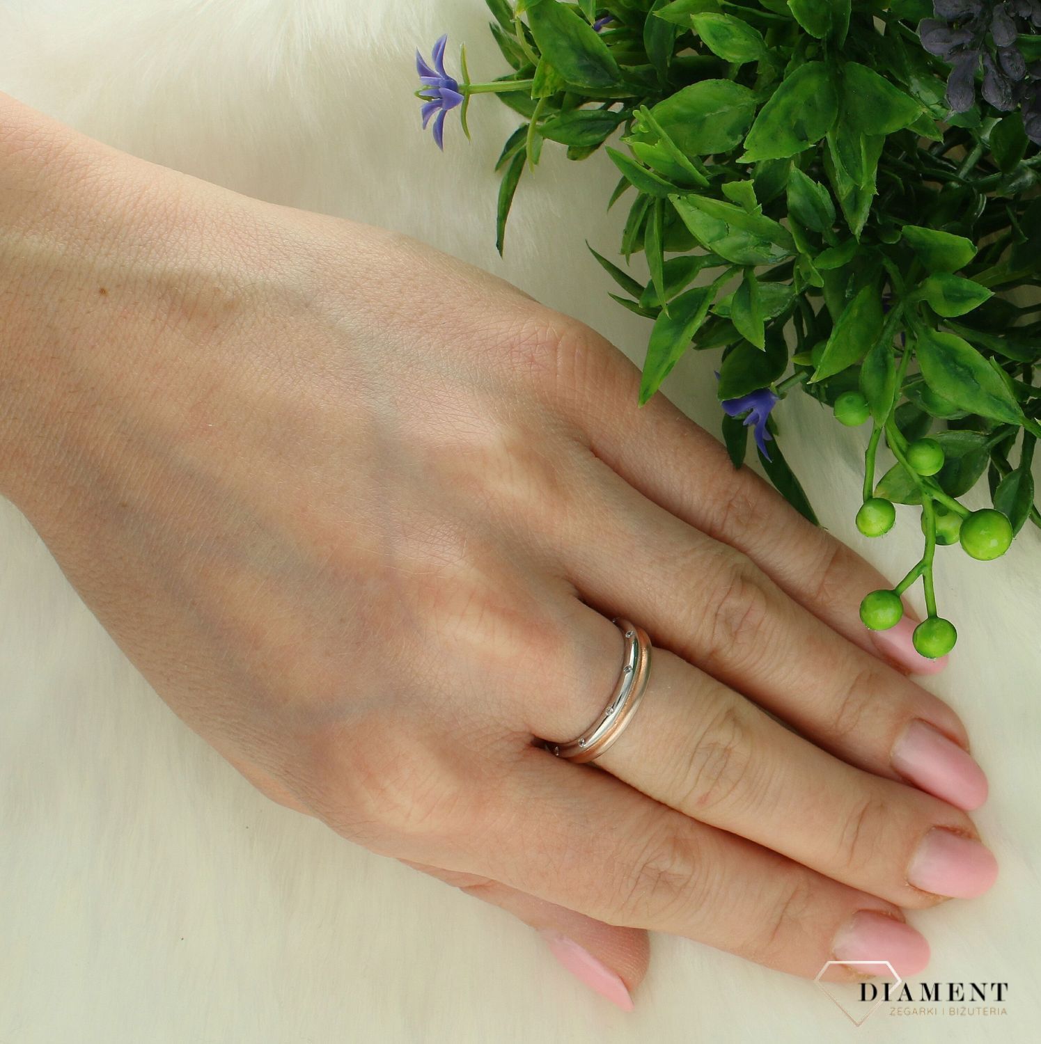 Srebrny pierścionek damski 925 obrączka ozdobiona pozłacanym pasmem rozmiar 13 DIA-PRS-7290-925.  Srebrny pierścionek damski. Pierścionek srebrny dla kobiety. Srebrny pierścionek damski na prezent. Srebrna obrączka damska..jpg