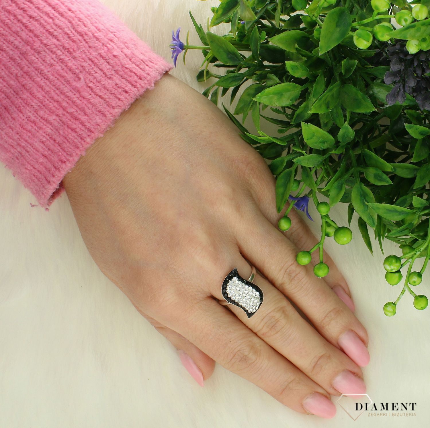 Srebrny pierścionek damski 925 czarno-biała fala z cyrkoniami DIA-PRS-7301-925. Srebrny pierścionek damski. Pierścionek srebrny damski z klasyczny. Pierścionek srebrny z cyrkoniami. Srebrny pierścionek damski na prezent (2).jpg