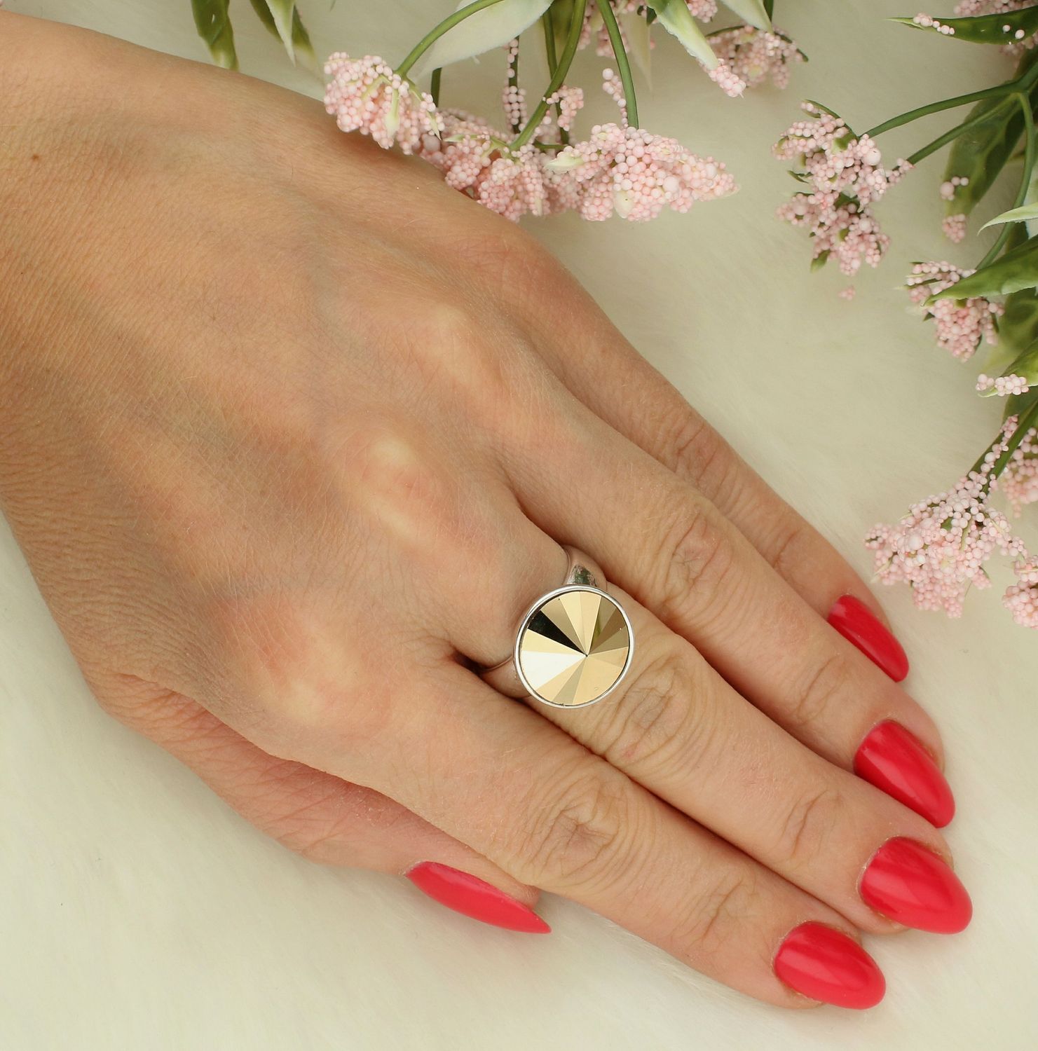 Srebrny pierścionek damski 925 Swarovski Elements DIA-PRS-7302-925 Srebrny pierścionek wykonany z najwyższej jakości srebra o prostej formie. Idealny pomysł na prezent dla każdej kobiety. 1.jpg