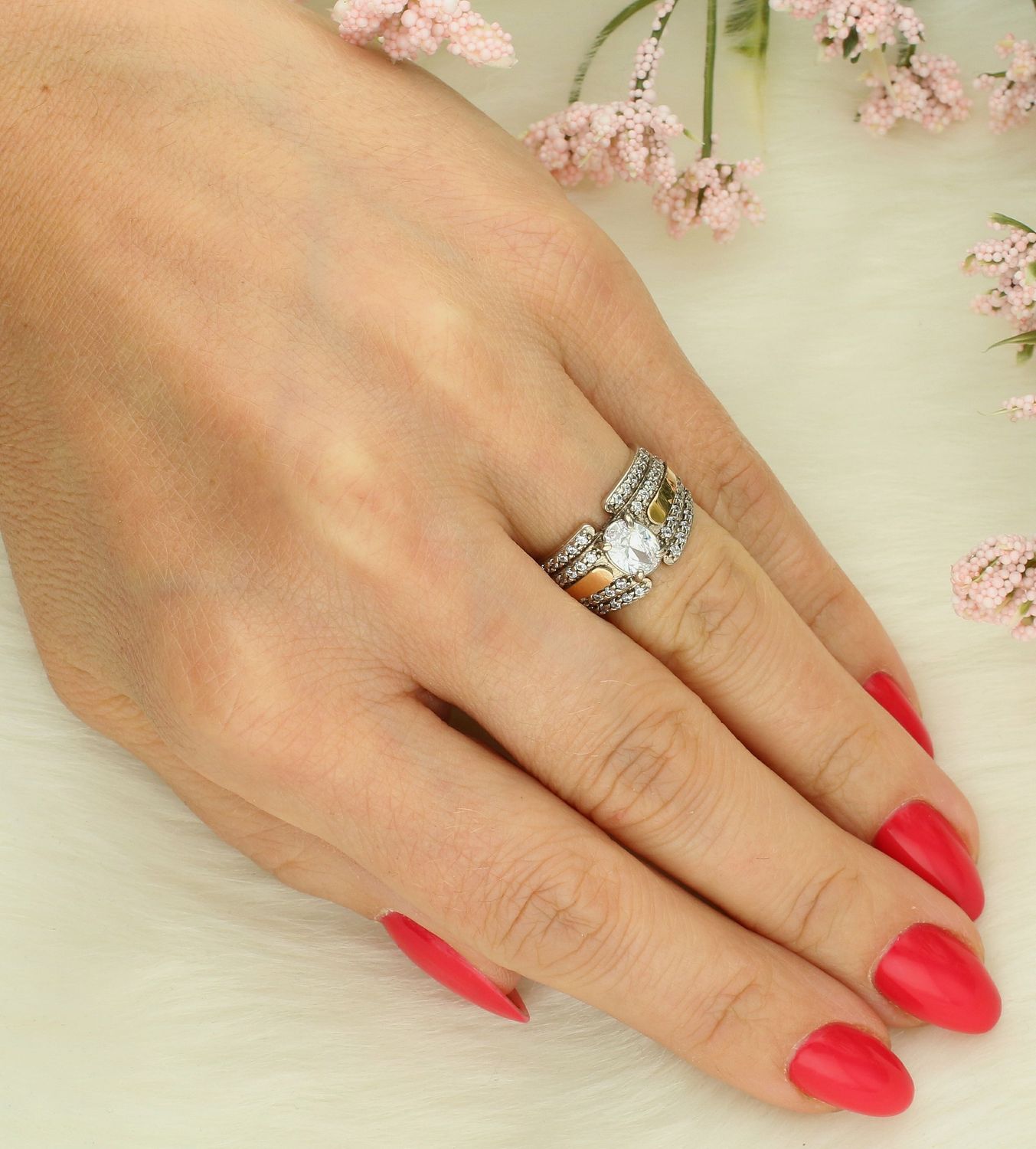 Pierścionek srebrny z cyrkoniami próba 925, DIA-PRS-7312-925 Srebrny pierścionek wykonany z najwyższej jakości srebra o prostej formie. Idealny pomysł na prezent dla każdej kobiety1.jpg