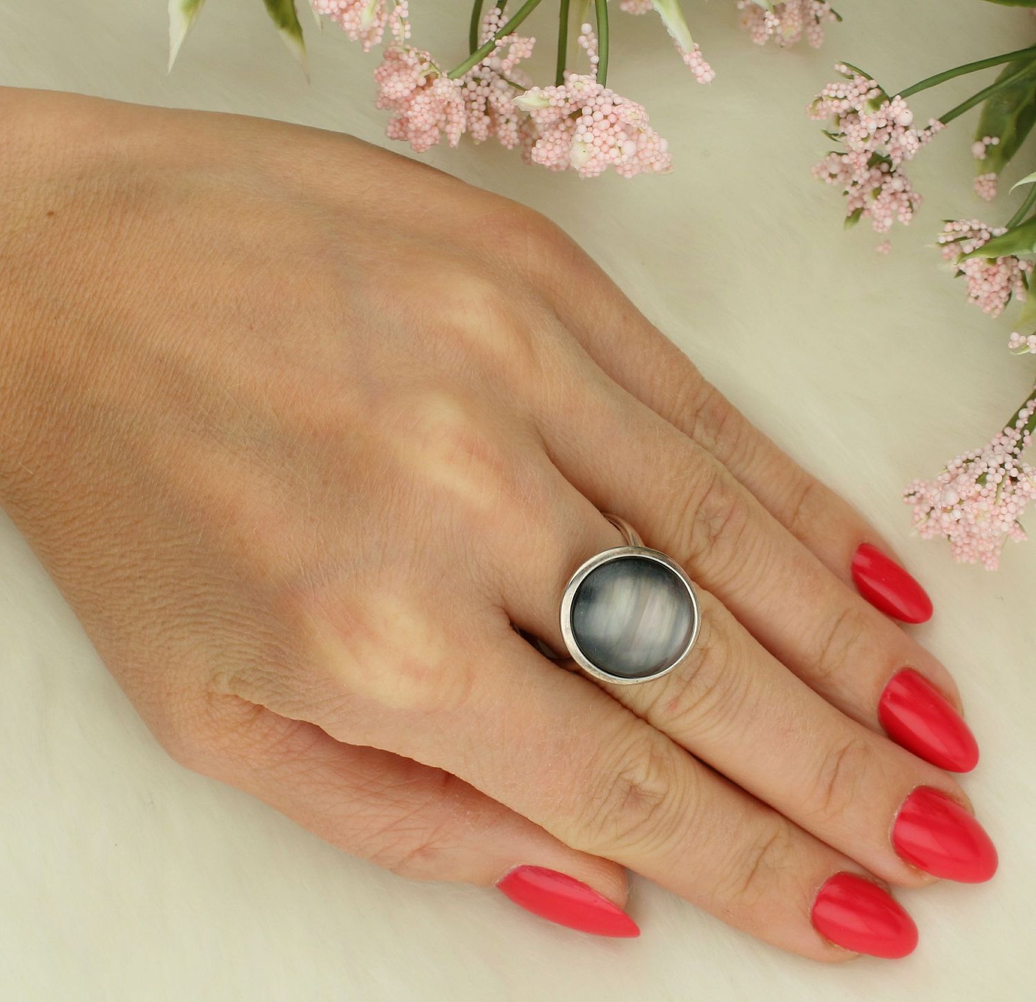 Pierścionek srebrny masa perłowa próba 925, DIA-PRS-7323-925 Srebrny pierścionek wykonany z najwyższej jakości srebra o prostej formie. Idealny pomysł na prezent dla każdej kobiety. 1.jpg