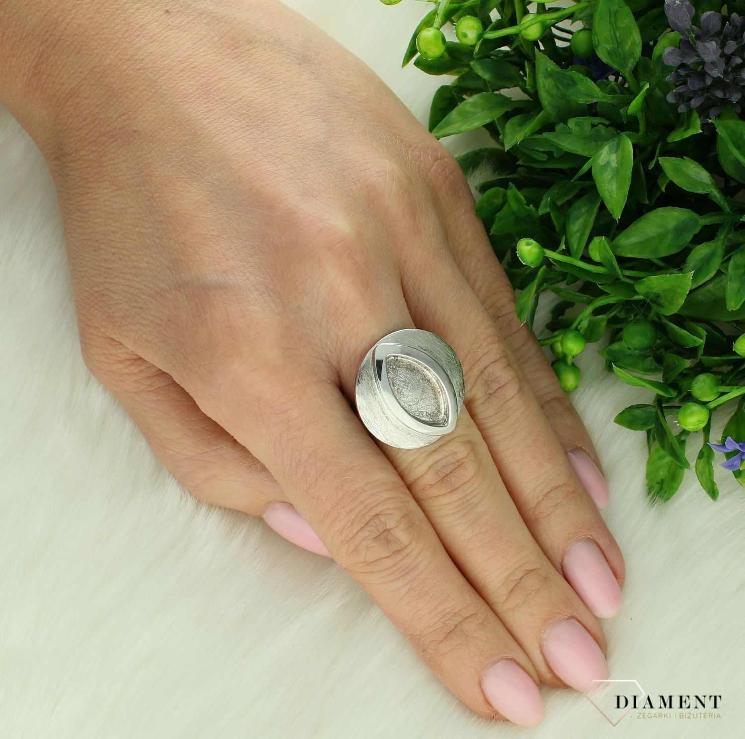 Srebrny pierścionek damski 925 z efektem gniecenia DIA-PRS-7324-925.  Srebrny pierścionek damski. Srebrny pierścionek okrągły. Pierścionek srebrny damski. Srebrny pierścionek na prezent dla kobiety.2.jpg