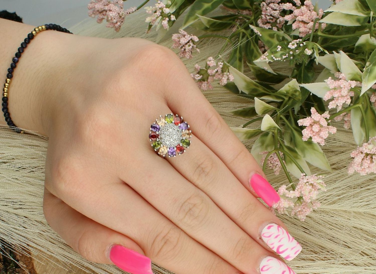 Srebrny pierścionek z kolorowymi cyrkoniami, próba 925. Dekoracyjny okrągły element 1,7 cm, dolna szyna 2 mm, waga 5,58 g. Model DIA-PRS-7327-925 – pełen koloru i elegancji.1.jpg