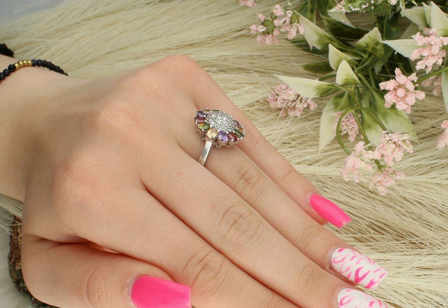 Srebrny pierścionek z kolorowymi cyrkoniami, próba 925. Dekoracyjny okrągły element 1,7 cm, dolna szyna 2 mm, waga 5,58 g. Model DIA-PRS-7327-925 – pełen koloru i elegancji.1.jpg