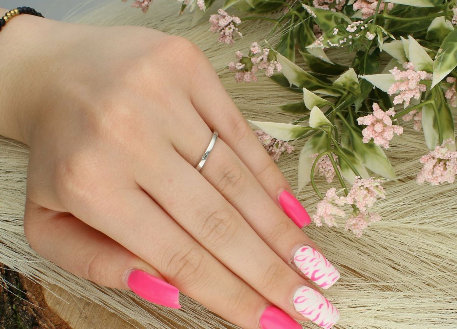 Srebrny pierścionek z kolorowymi cyrkoniami, próba 925. Dekoracyjny okrągły element 1,7 cm, dolna szyna 2 mm, waga 5,58 g. Model DIA-PRS-7327-925 – pełen koloru i elegancji.1.jpg