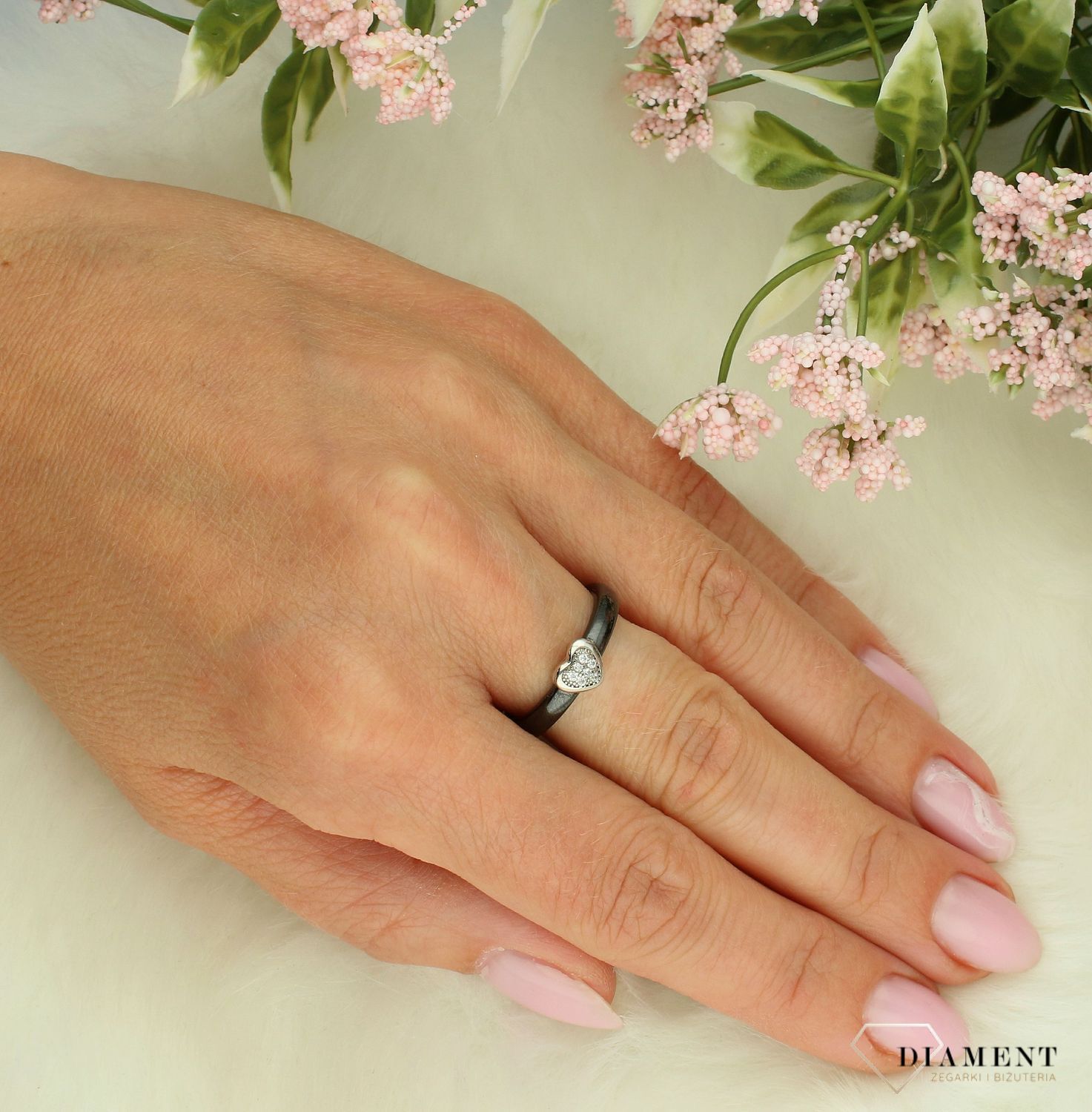 Srebrna obrączka damska 925 z czarną emalią i cyrkoniami rozmiar 19 DIA-PRS-7336-925 7.jpg
