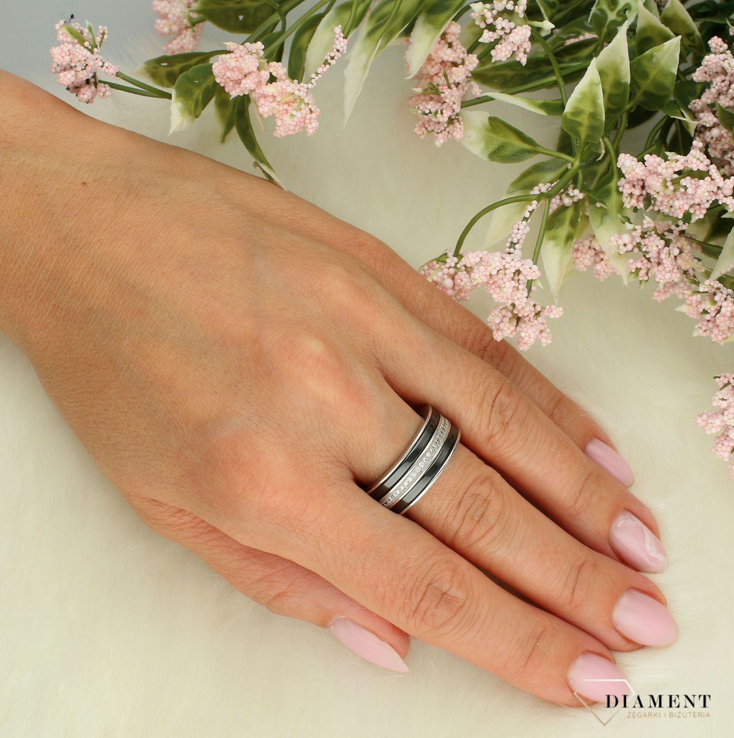 Srebrna obrączka damska 925 z czarną emalią i cyrkoniami rozmiar 19 DIA-PRS-7336-925 4.jpg