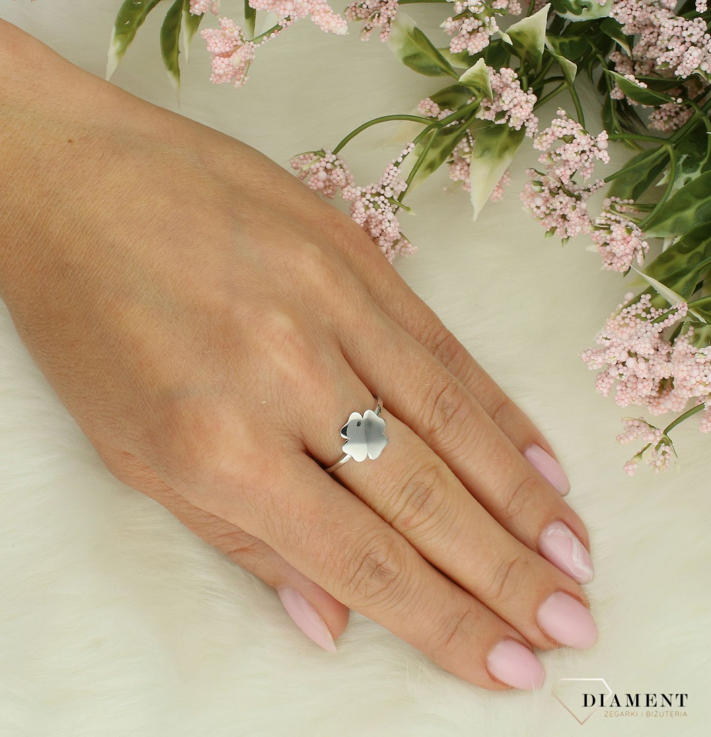 Srebrny pierścionek damski 925 z koniczynką rozmiar 13 DIA-PRS-7338-925. Srebrny pierścionek damski. Srebrny pierścionek z koniczynką. Pierścionek srebrny damski. Srebrny pierścionek na prezent dla kobiety..jpg