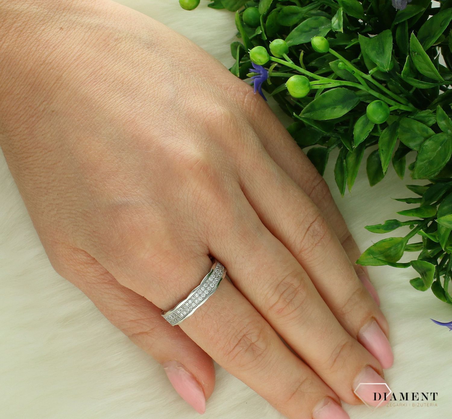 Srebrny pierścionek damski 925 falista obrączka z cyrkoniami rozmiar 19 DIA-PRS-7342-925. Srebrny pierścionek damski. Srebrny pierścionek z cyrkonią. Pierścionek srebrny damski na prezent. Srebrny pierścionek dla ukochanej..jpg