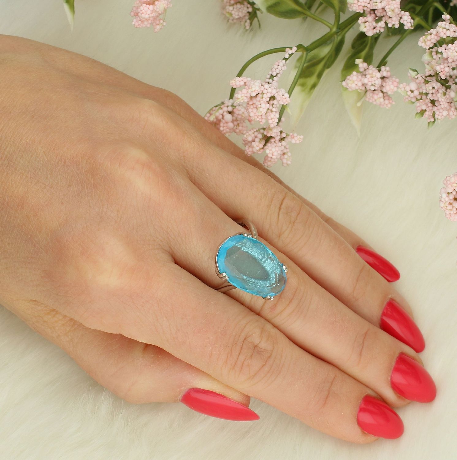 Pierścionek duża cyrkonia barw. niebieska próba 925, DIA-PRS-7359-925 Srebrny pierścionek wykonany z najwyższej jakości srebra o prostej formie..jpg