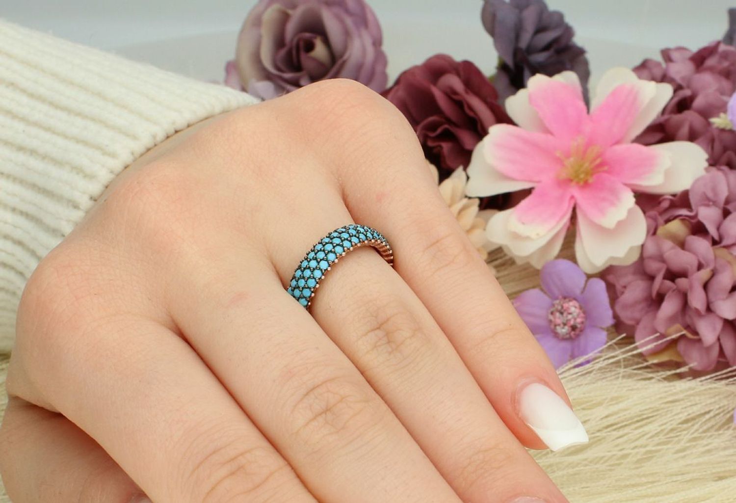 Srebrny pierścionek 925 obrączka z trzech rzędów  niebieskiej cyrkonii DIA-PRS-7361-925.jpg