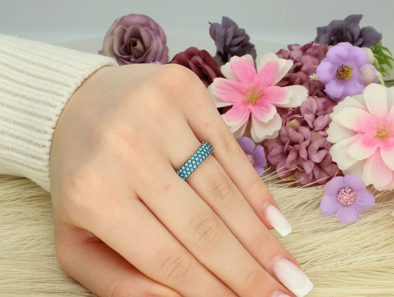 Srebrny pierścionek 925 obrączka z trzech rzędów  niebieskiej cyrkonii DIA-PRS-7361-925.jpg