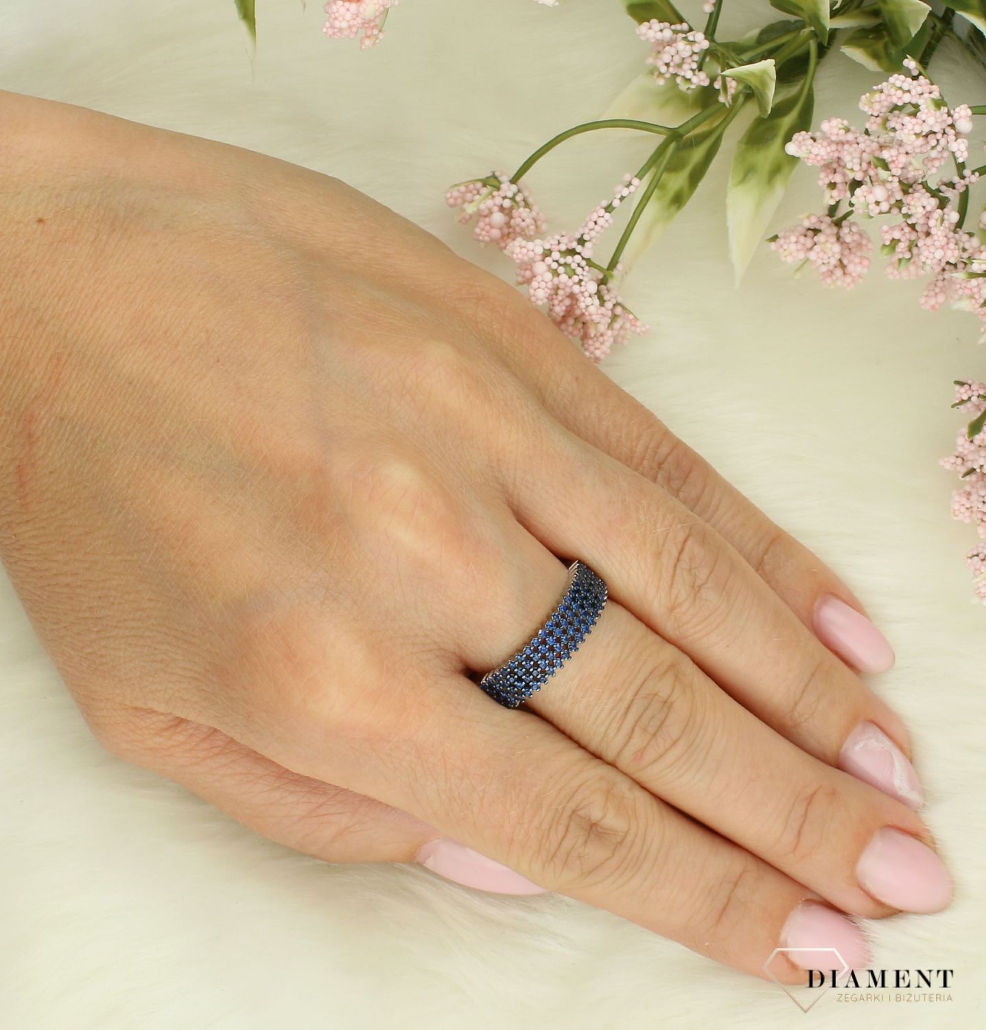 Srebrny pierścionek damski 925 obrączka z granatowymi cyrkoniami rozmiar 20. Srebrny pierścionek damski. Pierścionek srebrny na prezent. Pierścionek ze srebra z cyrkoniami..jpg