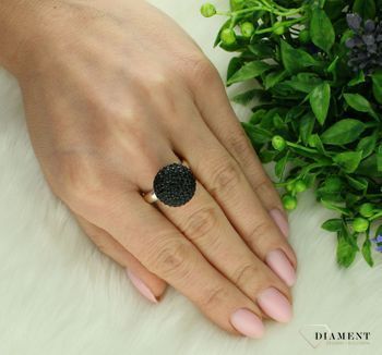 Srebrny pierścionek damski 925 czarne oczko  z kryształami Swarovski rozmiar 22 DIA-PRS-7368-925. Srebrny pierścionek ozdobiony kryształkami Swarovski. Srebrny pierścionek na prezent. Srebrny pierścionek z dużym cza.jpg