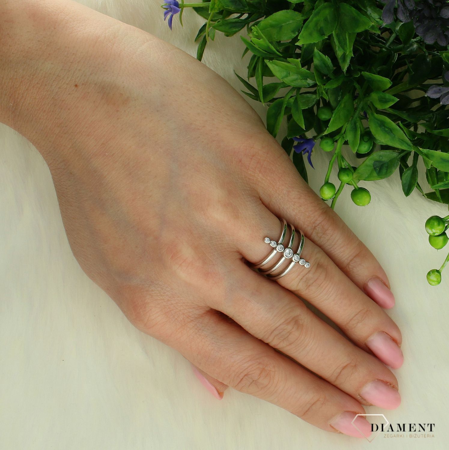 Srebrny pierścionek damski 925 szeroka obrączka pasmo cyrkonii DIA-PRS-7372-925. Srebrny pierścionek damski. Pierścionek srebrny dla kobiety. Srebrny pierścionek damski na prezent. Szeroki pierścionek damski..jpg