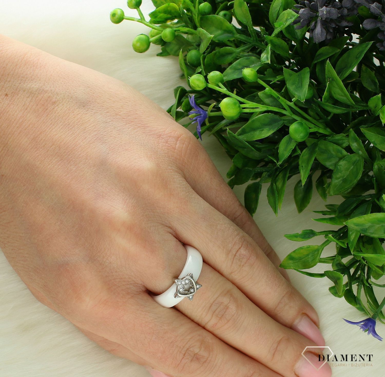 Srebrny pierścionek damski 925 biała ceramika z gwiazdką DIA-PRS-7376-925. Srebrny pierścionek damski. Pierścionek damski srebrny z ceramiką. Biały pierścionek z ceramiką. Pierścionek srebrny damski na prezent (1).jpg