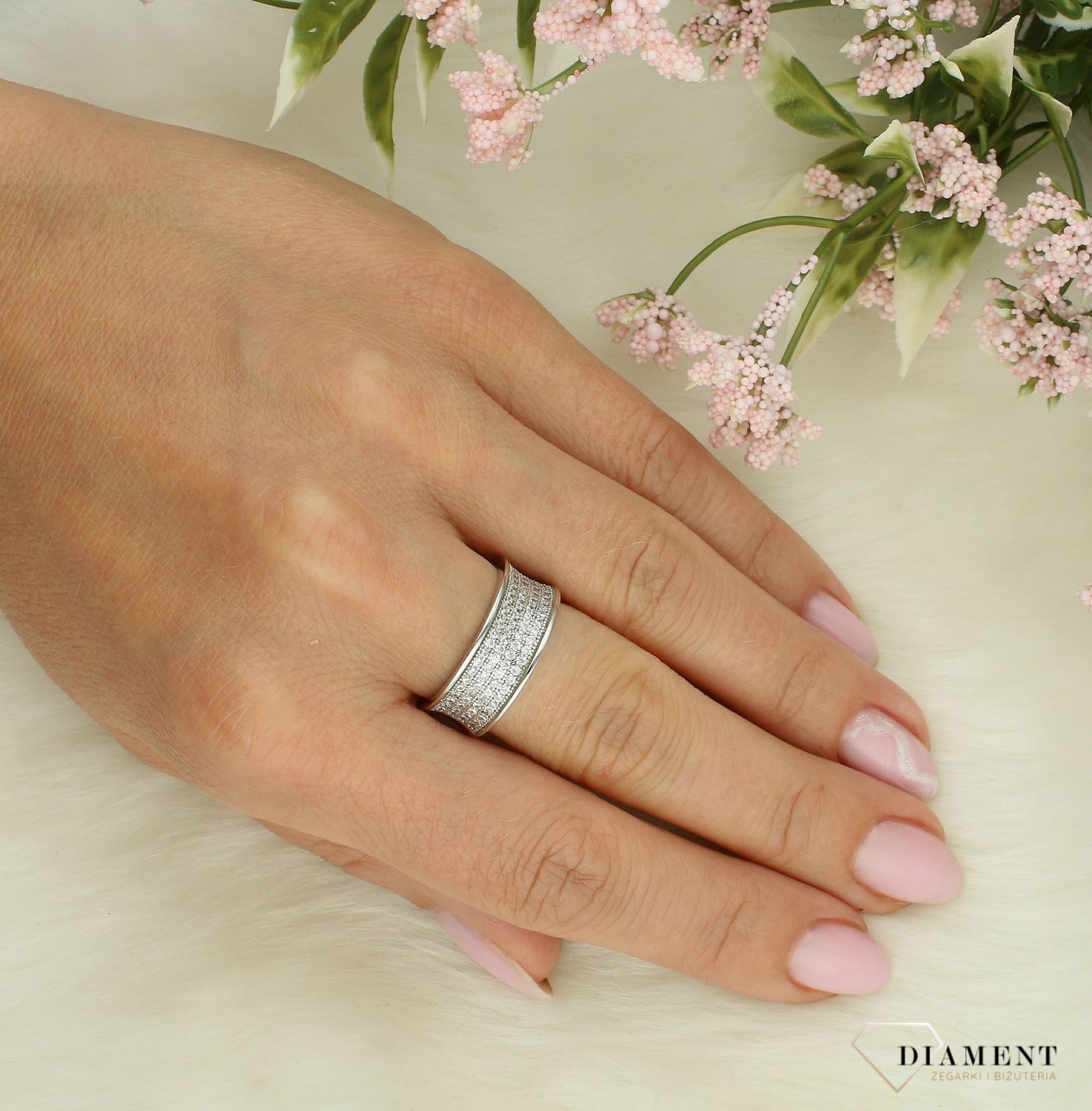 Srebrny pierścionek damski 925 obrączka w cyrkoniach rozmiar 14 DIA-PRS-7377-925. Srebrny pierścionek damski. Srebrny pierścionek obrączka z cyrkoniami. Pierścionek srebrny damski. Srebrny pierścionek na prezent dla.jpg