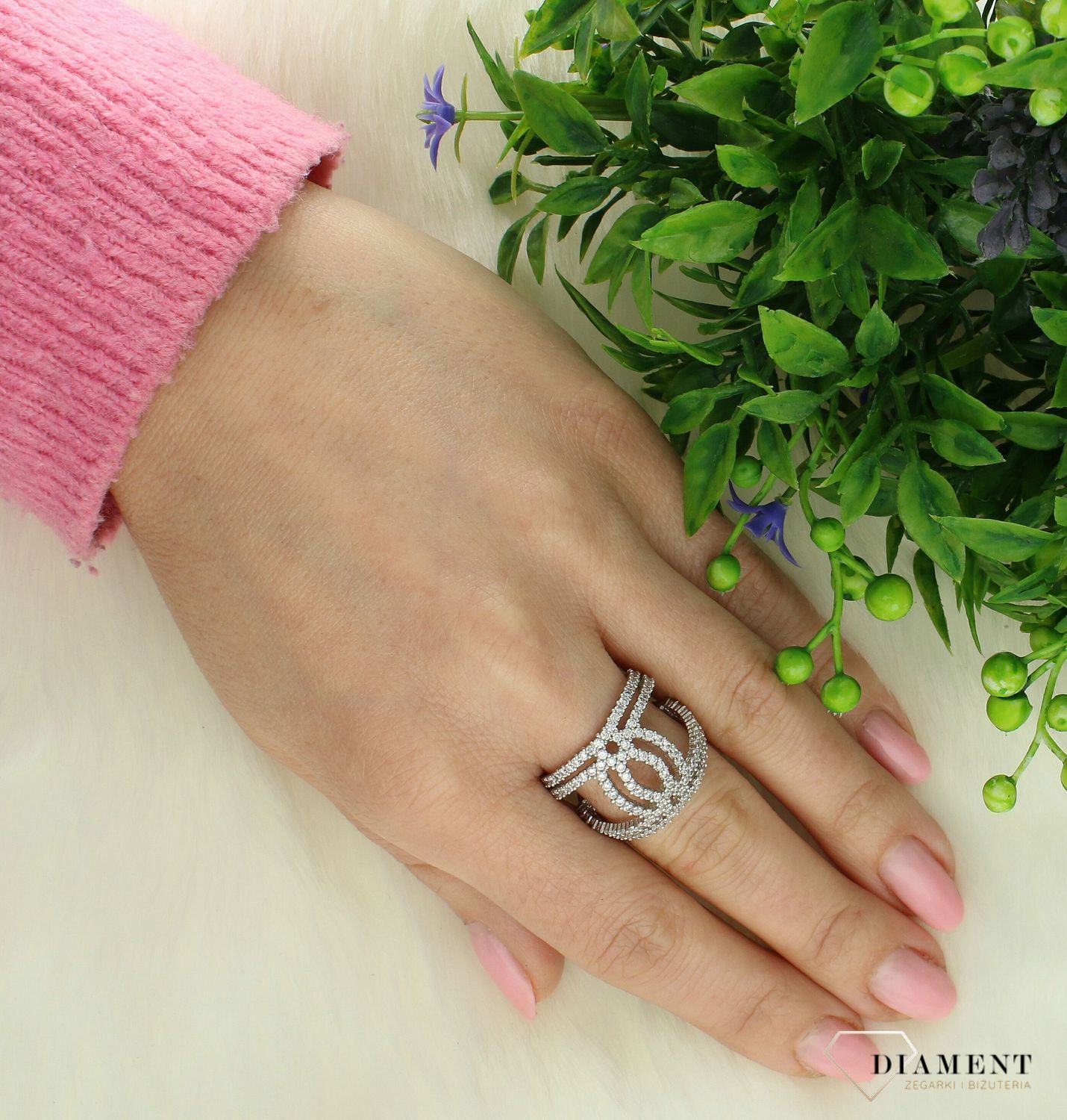 Srebrny pierścionek damski 925 szeroki błyszczący rozmiar 14 DIA-PRS-7385-925. Srebrny pierścionek damski. Pierścionek srebrny damski z klasyczny. Pierścionek srebrny z cyrkoniami. Srebrny pierścionek damski na prezent (2).jpg