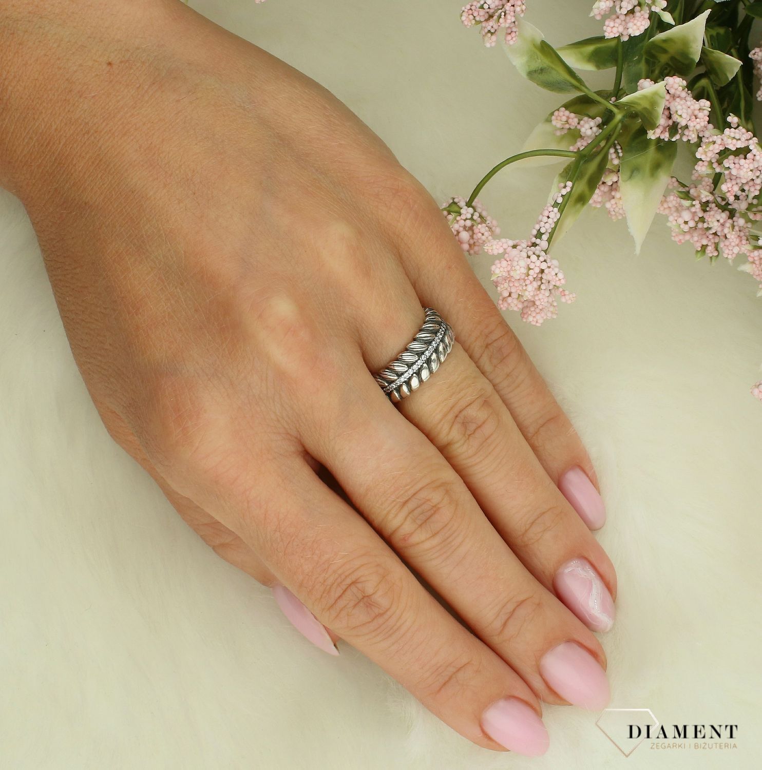 Srebrny pierścionek damski 925 ozdobna obrączka z cyrkoniami rozmiar 9 DIA-PRS-7391-925.  Srebrny pierścionek damski. Pierścionek srebrny dla kobiety na prezent..jpg