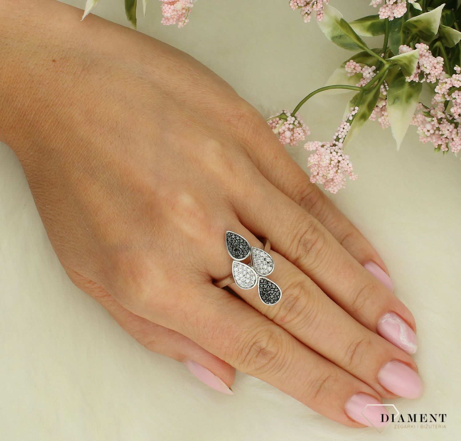 Srebrny pierścionek damski 925 czarno-białe cyrkonie DIA-PRS-7395-925. Srebrny pierścionek damski. Srebrny pierścionek z cyrkoniami. Pierścionek damski sre.jpg