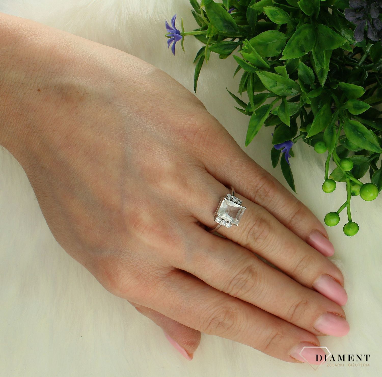 Srebrny pierścionek damski 925 z kwadratową cyrkonią rozmiar 12  DIA-PRS-7422-925. Srebrny pierścionek damski. Pierścionek srebrny dla kobiety. Srebrny pierścionek damski na prezent..jpg