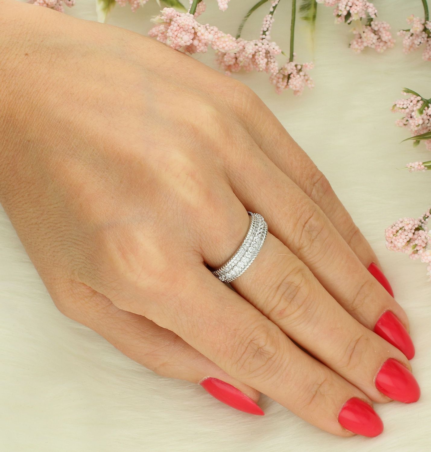 Pierścionek srebrny ozdobiony cyrkoniami próba 925, DIA-PRS-7424-925 Srebrny pierścionek wykonany z najwyższej jakości srebra o prostej formie. Idealny pomysł na prezent dla każdej kobiety. 2.jpg