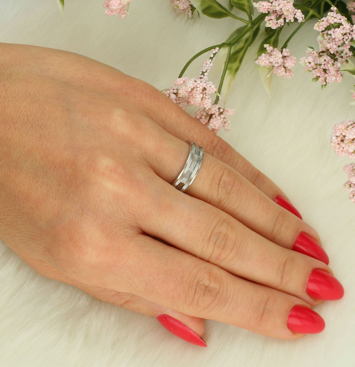 Obrączka z grawerem srebrna próba 925, DIA-PRS-7425-925 Klasyka oraz minimalizm. Prostota oraz elegancja, która nigdy nie wychodzi z mody. Grawerowana obrączka przypadnie do gustu miłośniczkom stonowanych dodatków1.jpg