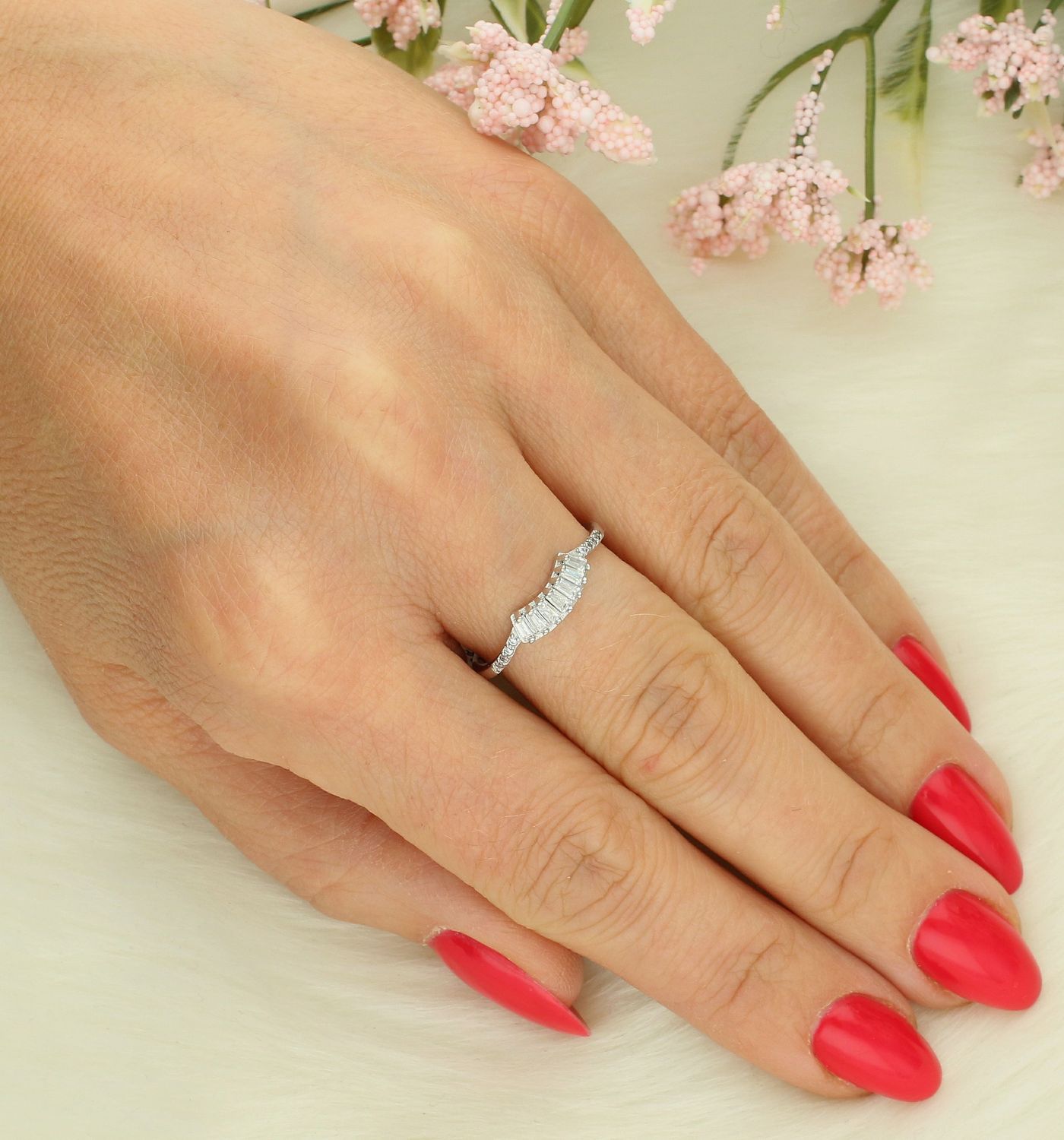 Pierścionek cyrkonie srebro próba 925, DIA-PRS-7441-925 Srebrny pierścionek wykonany z najwyższej jakości srebra o prostej formie. 1.jpg