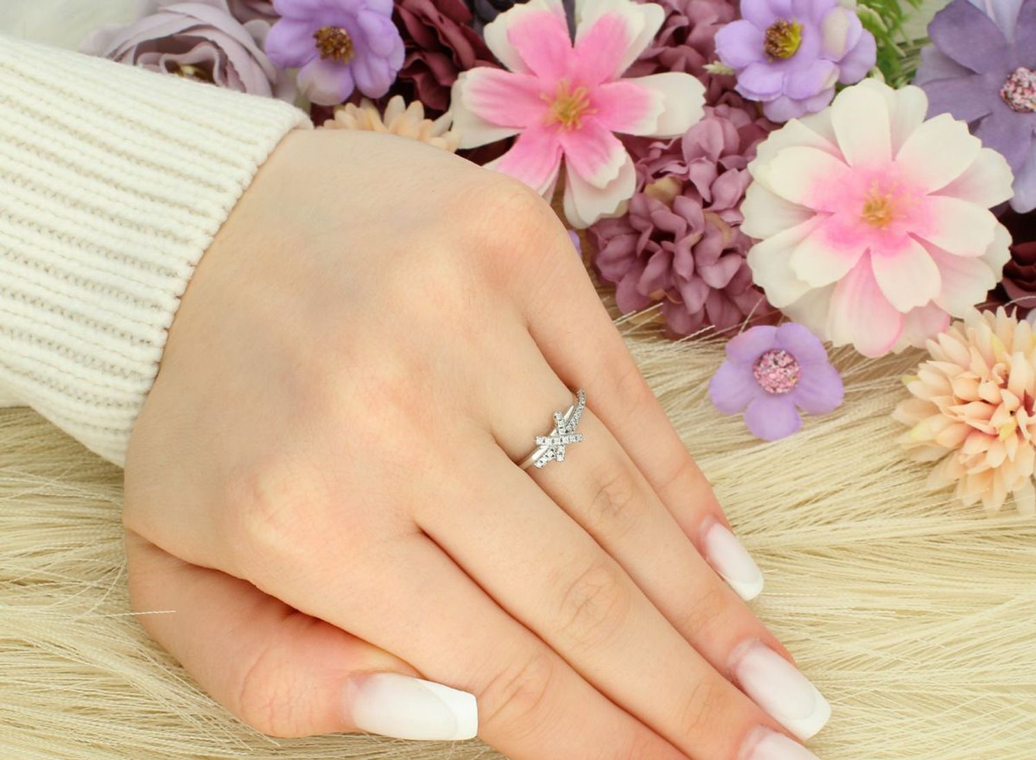 Pierścionek srebrny 925 ze znakiem X ozdobionym białymi cyrkoniami DIA-PRS-7443-925.jpg